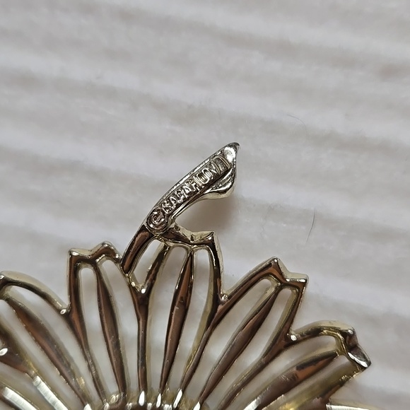 Sarah Coventry Sunflower Brooch - Picture 3 of 9